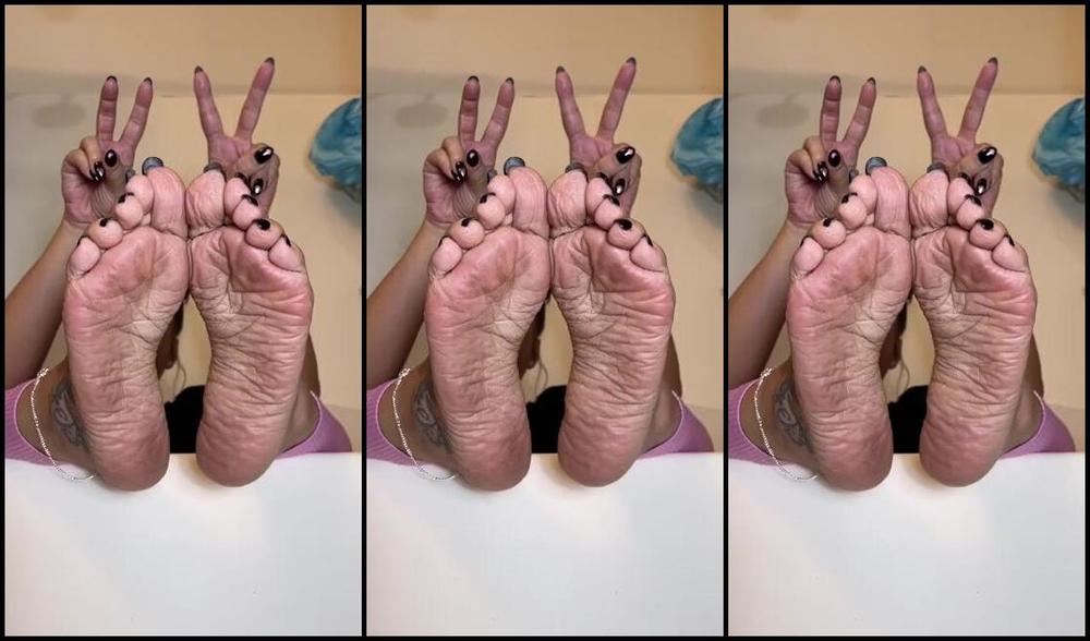 Deedeericanfeet Onlyfans Gm Mhmmmmmm Some Dirty Soles In The Tub Who Is Gonna Clean Them For