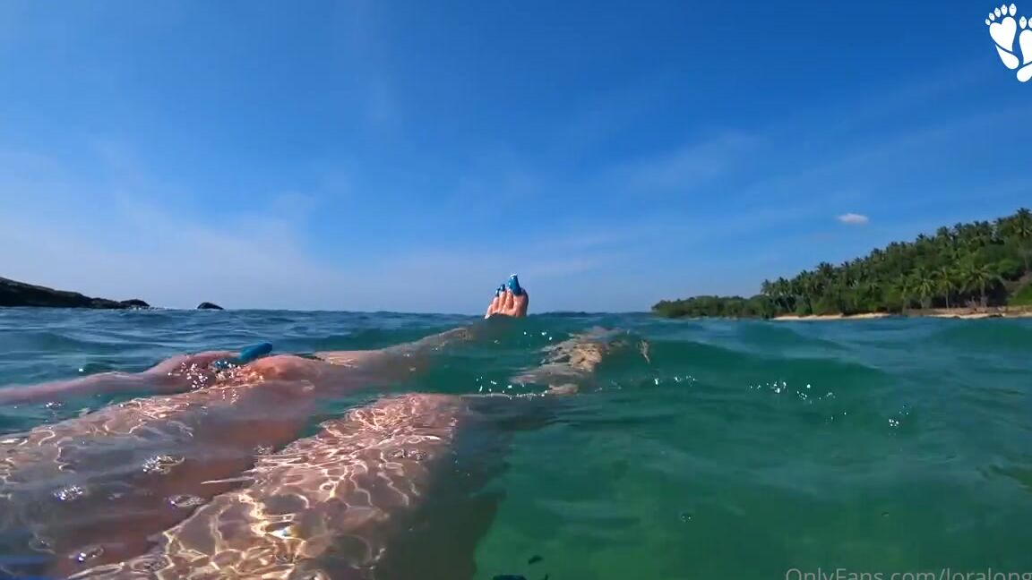 Lora Long Nails Nicknamed Loralongnails Onlyfans Toenails Swimming In The Ocean