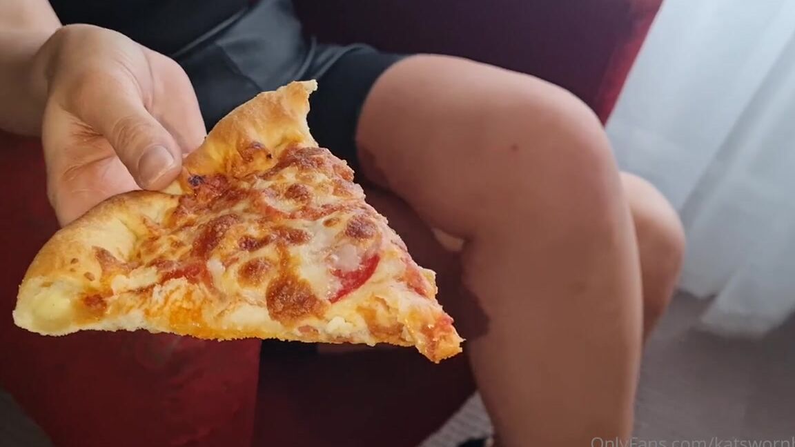 Kats Worn Heels Nicknamed Katswornheels Onlyfans Would You Like A Slice Of Pizza I Forget How Good My Toe Cleavage Is When