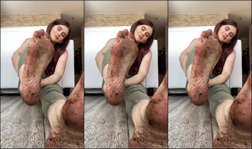Queen Sexy Feet1 2072511679 04 03 2021 Just Lick The Dirt Off Them And Make Them Clean