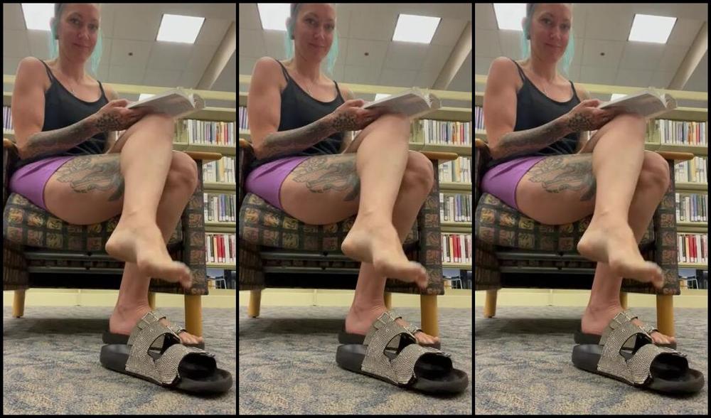 Taylorraz Onlyfans Subscribers Enjoy This Freebie Public Flip Flop Dangle Joi At The Library