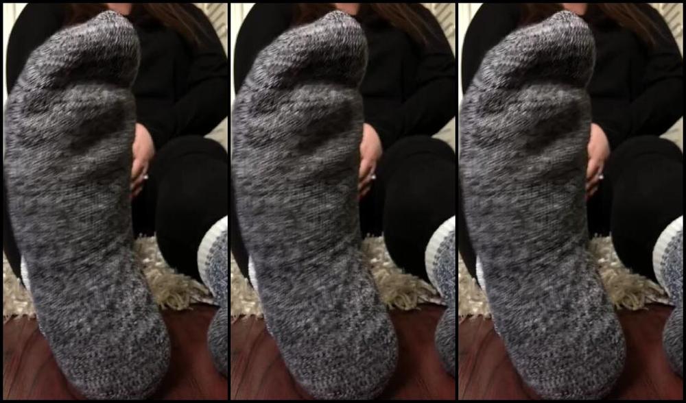 Caroline Aka Feetsiecakes Onlyfans Teasing Socks And Kinda Sweaty Feet
