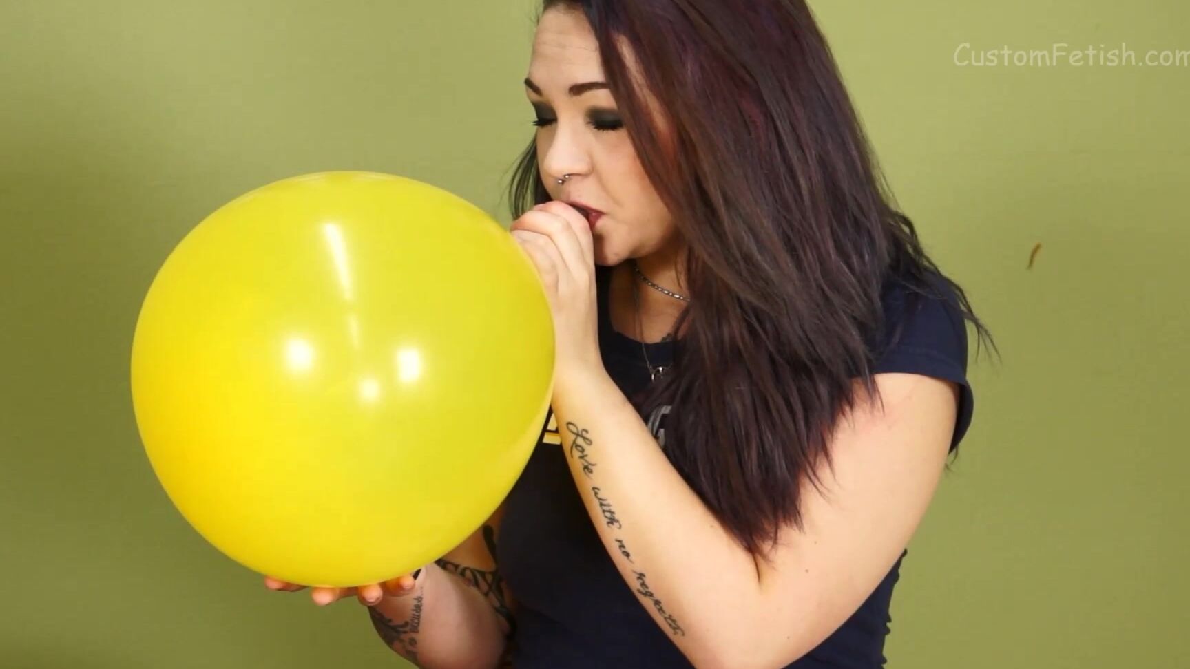 Custom Fetish Pearls First Balloon Blow To Pop