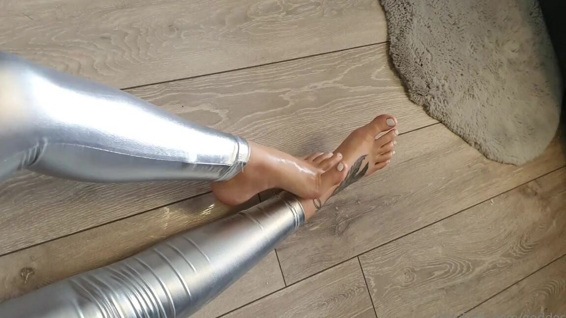 Miss Evie Lock Nicknamed Missevielock Onlyfans I Know That Inferior Little Cock Is Leaking Over My Oily Feet