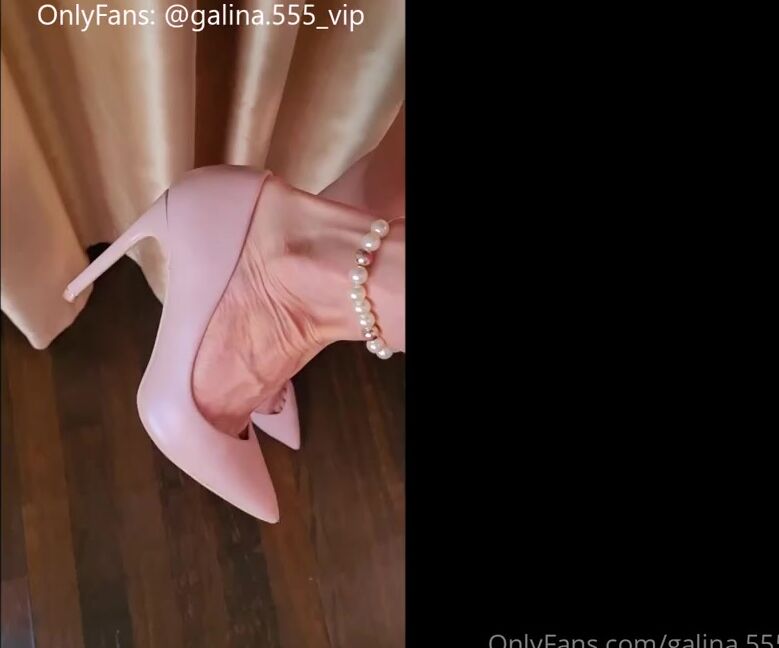 Footish Queen Galina Nicknamed Footishqueengalina 01 03 2022 Onlyfans Video I Have A Dangling Present For You