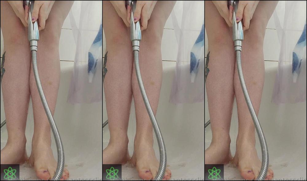 Giantessclips Showering With Strawberrie Starring Strawberrie Wine Strawberrie Wine For More Strawbe