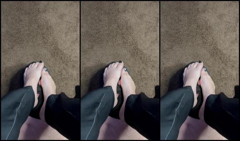 Linzi Little Aka Hang10Toess Onlyfans Making My Little Slave To Worship My Feet Is My Favorite Time Of The Day Do You Wish It Was You 4P