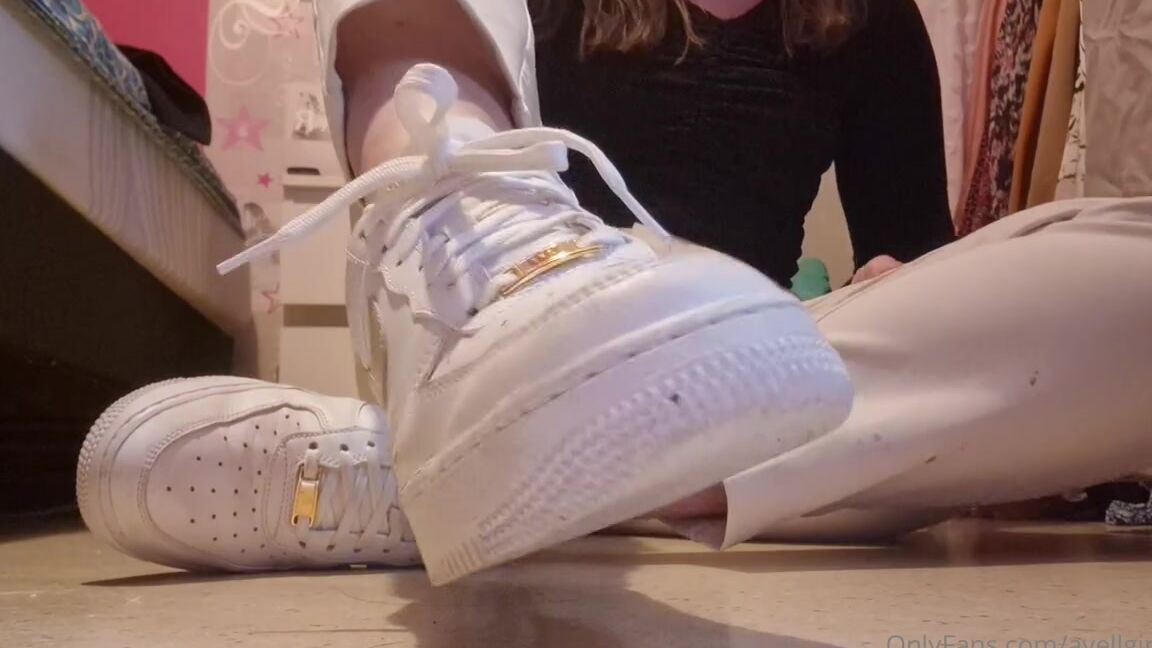 Ayellgirlfeet Nicknamed Ayellgirlfeet Onlyfans Je Retire Mes Chaussures Et Chaussettes Aprs Une Longue Journe I Take Off My Sneakers And My 1