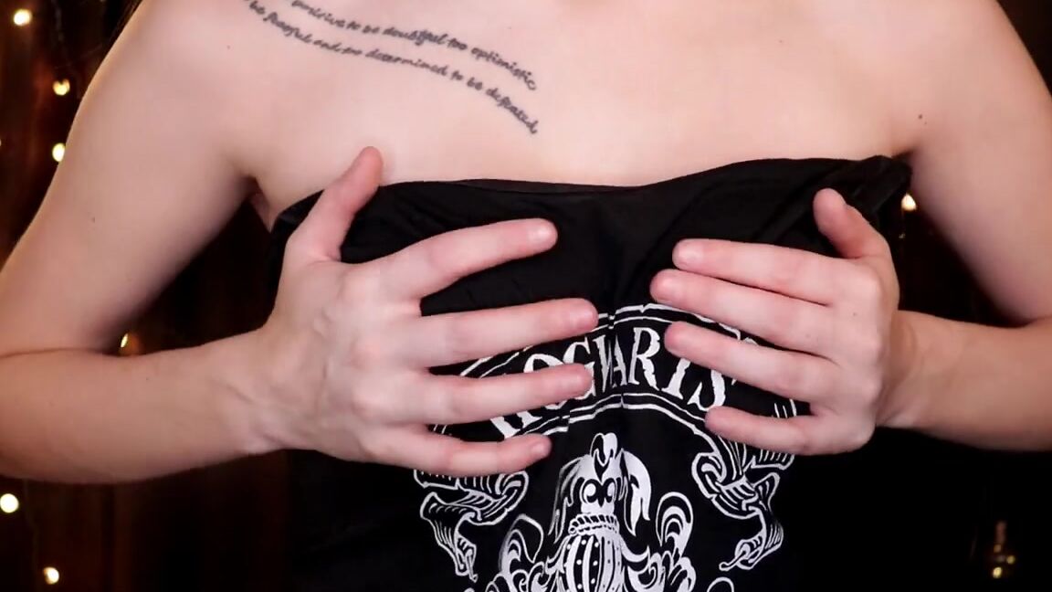 Megan Ginger Asmr Nicknamed Gingerasmr Onlyfans Harry Potter Shirt Scratching December 2019 Ecs