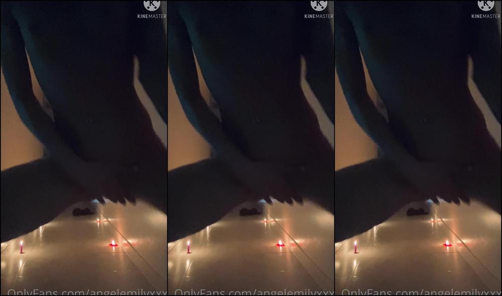 angelemilyxxxx-05-10-2021-2238649457-bonsoir-mes-ch-ris-je-vous-ai-fais-une-vid-o-sexy-tout-en-sensualit-rien-que-pour-vou
