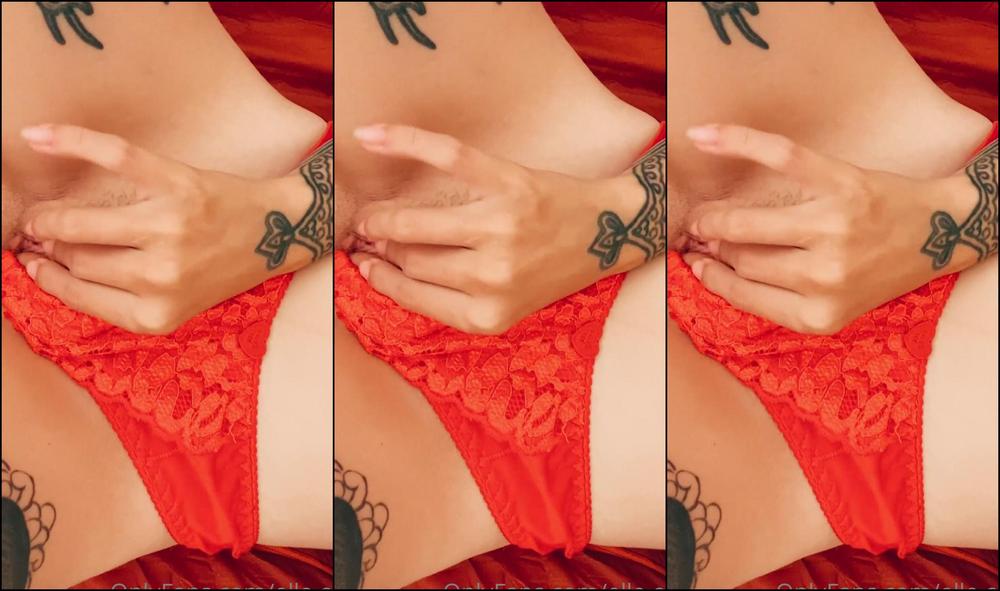 Elle O F 2033641027 02 16 2021 Tocando Uma No Camping