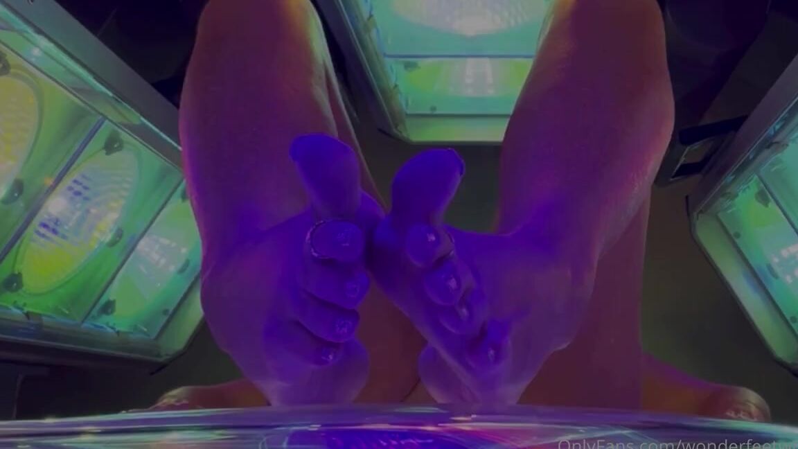 Wonderaeetwoman Nicknamed Wonderfeetwoman Onlyfans During This Busy Season It S Nice To Take A Break To Relax For A Few Minutes Alone Tanning Of Cour