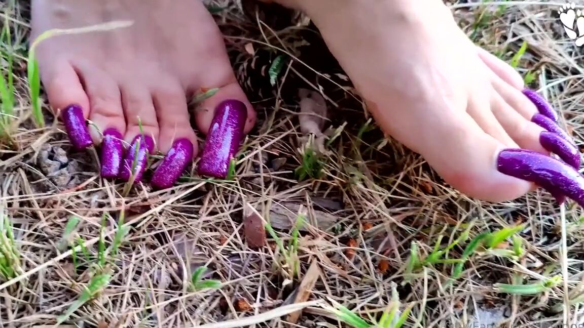 Lora Long Nails Nicknamed Loralongnails Onlyfans Long Toenails On A Fishing Trip At The Weekend I Went To The River Where I Caught Fish With My Lon