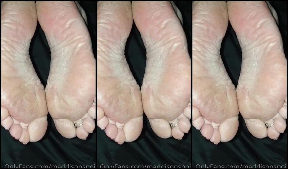 Maddison Spoilt Nicknamed Maddisonspoilt Onlyfans Love That Hot Wax Hitting My Feet Then I Love To Scrunch My Wrinkles And Feel It All Crack