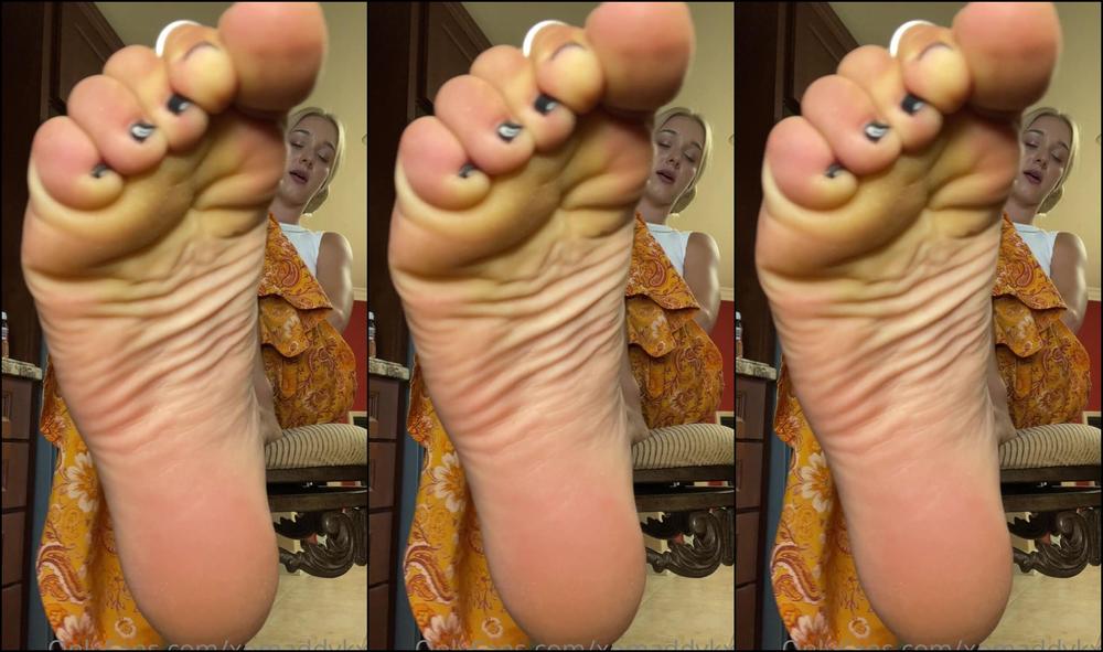 Xomaddykxo You Like Sitting On Your Knees In Front Of Me Huh Foot Slave I Only Invite You Over To Li