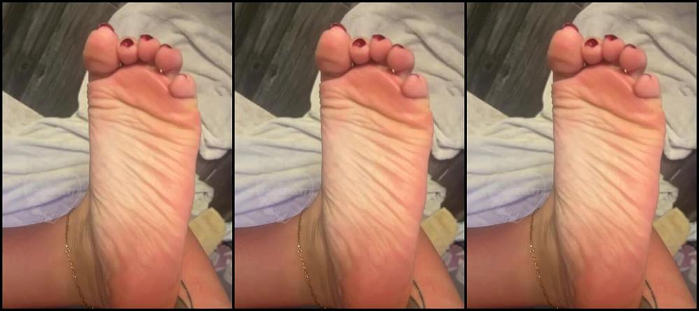 Greek Goddess Li Aka Greekli77 04 28 2024 Onlyfans Video Dry Soles Say Hello Then Send As I Shower And Pamper Myself