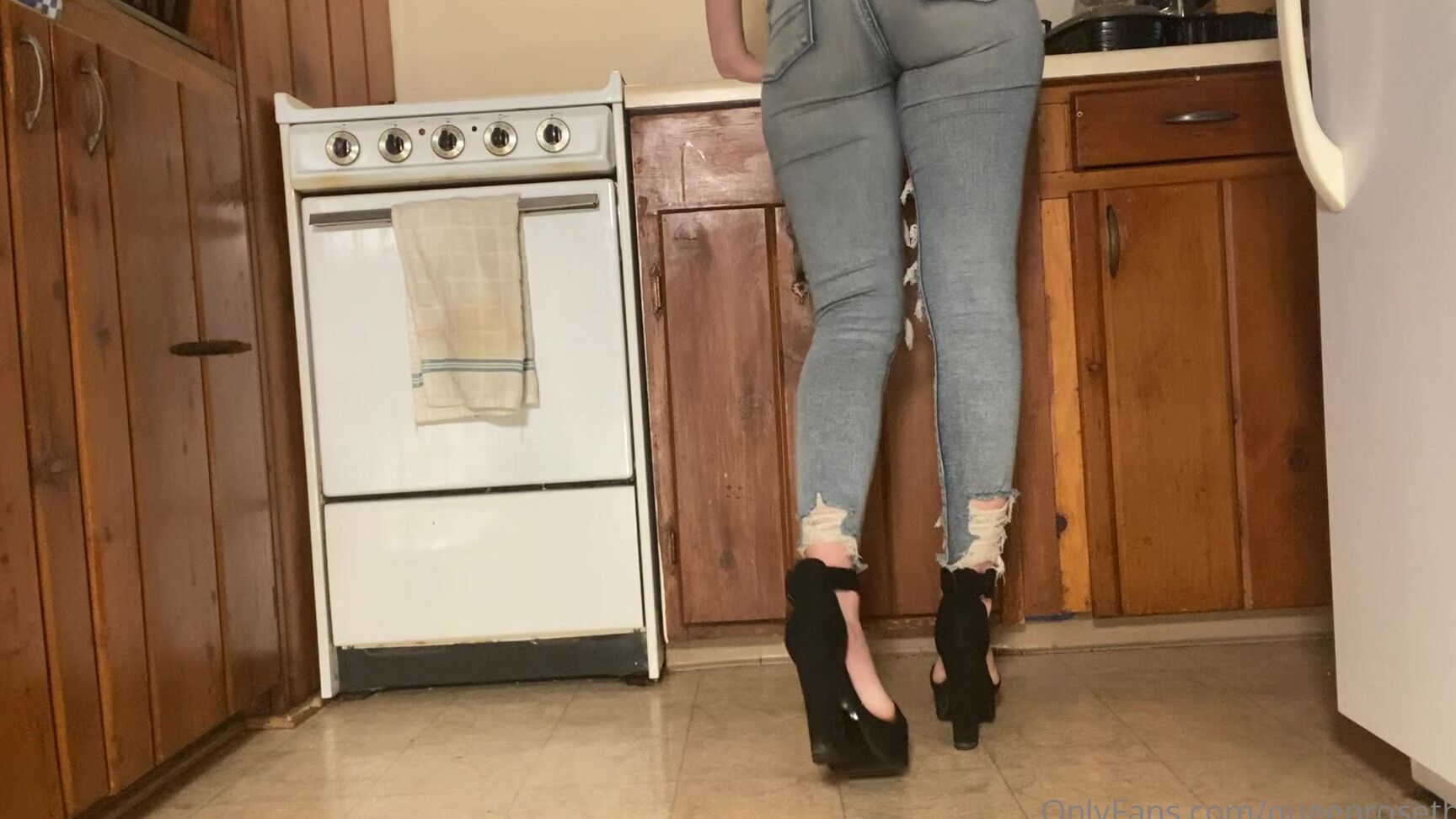 Queenrosethorn Snacking On Some Food In My Heels Before I Leave The House Swipe For A Closer Version