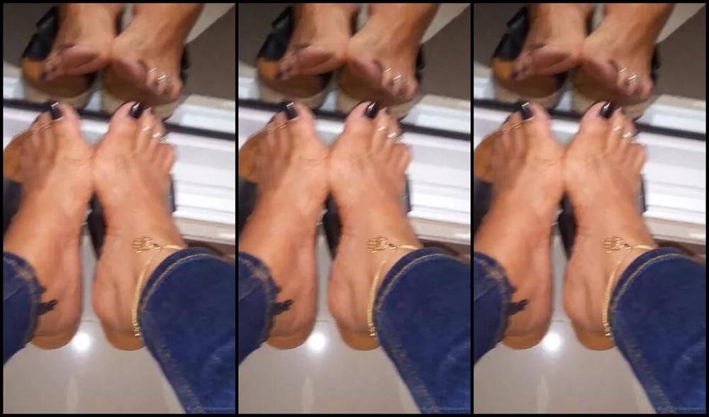 Meryann Aka Solesqueenrd Onlyfans New Christmas Gift From My Sister