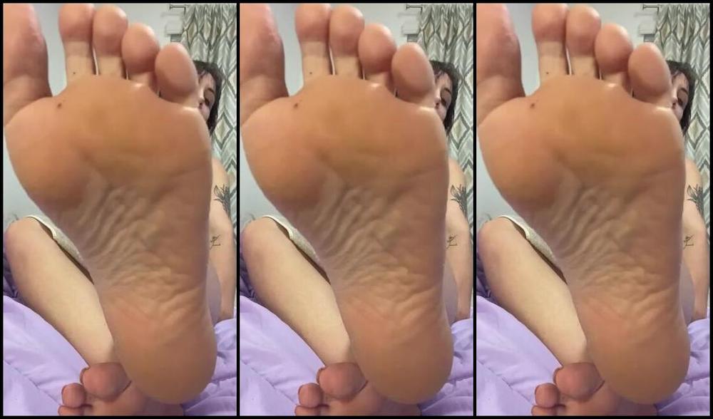 Capri Nicknamed Capritoes Onlyfans Worship My Feet After The Shower 2 Hu