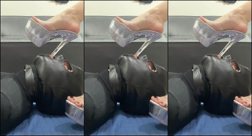 Mpetitspieds Que Cena Lindaaa Um Capacho No Seu Lugar Obedecendo Sua Rainha Como Deve Ser Lustran