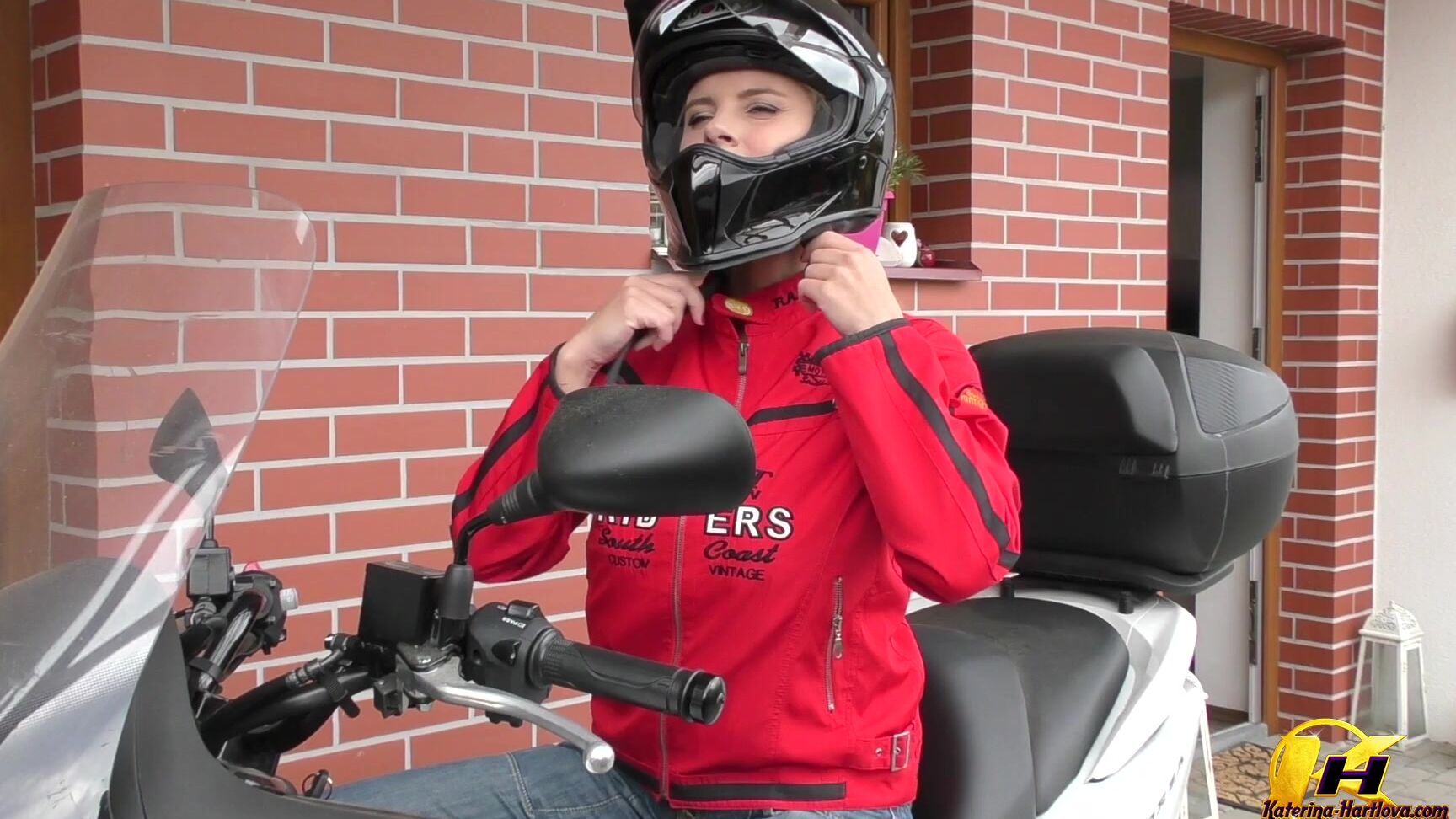 Katy Hartlova On Motorbike Outdoor I Shoow Boobs When Neighbors Around