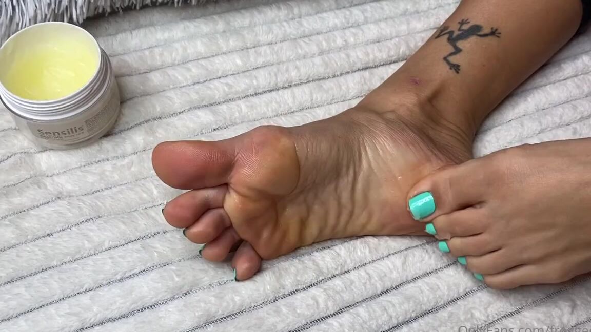 Froggeevip Onlyfans As I So Slowly Rub The Cream On My Soles I Want A Good Massage Oh That Would Be So So Good