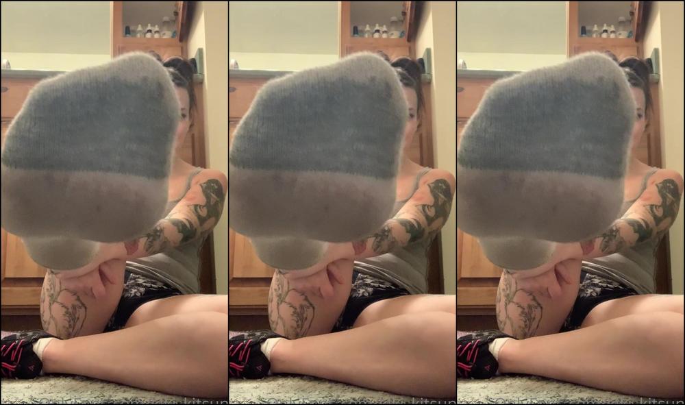 Kiki Kitsune Super Smelly Sock Tease