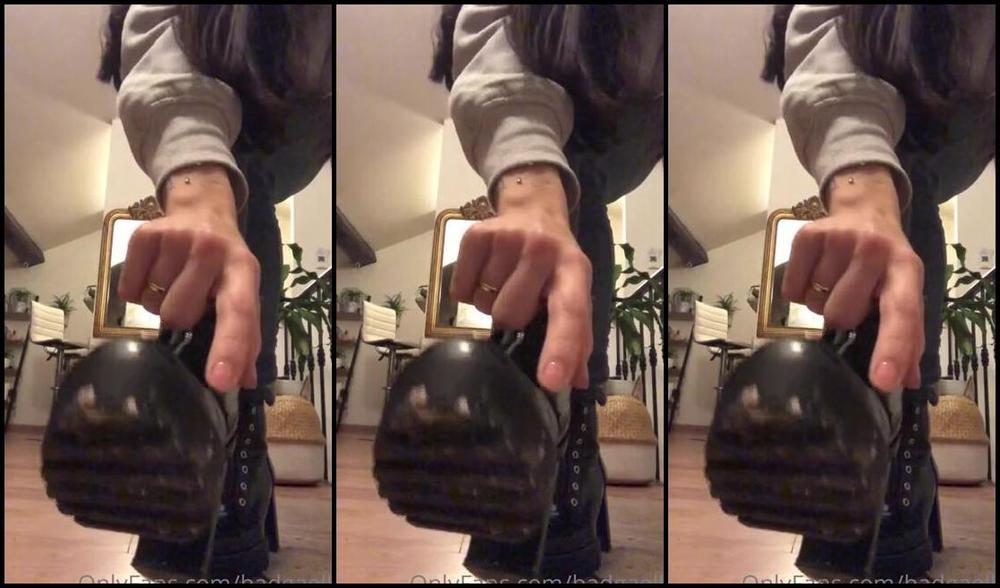 Goddessgaelle Nicknamed Badgaelle Onlyfans Viens Nettoyer Mes Semelles