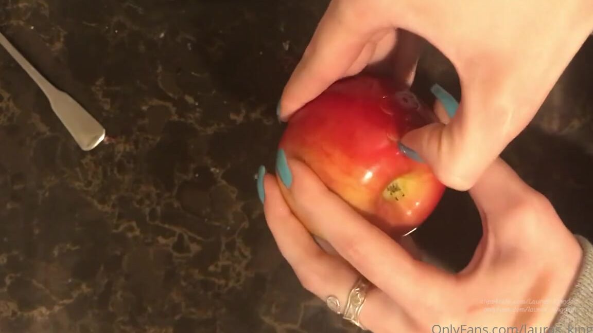 Lalalaura Nicknamed Lauras Kingdom 05 19 2020 Onlyfans Video Alex Vs Red Apple