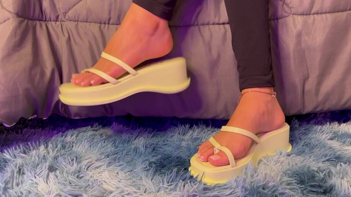 Hannah Robins Aka Hanna Hcri Onlyfans Dangling Sandals Some Close Ups Of My Toes And French Pedi Love It Smmmm