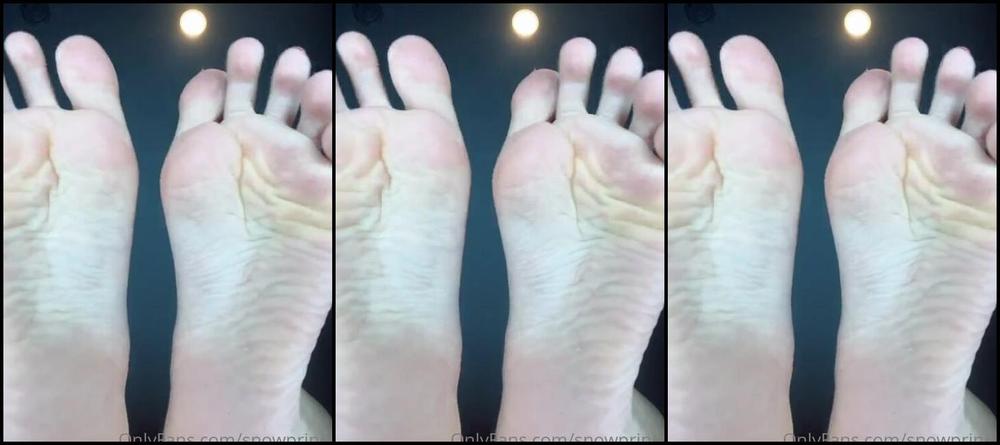 Snowpriness Onlyfans Wonder How Many Wrinkles You Can See If You Lay Down Under My Feet