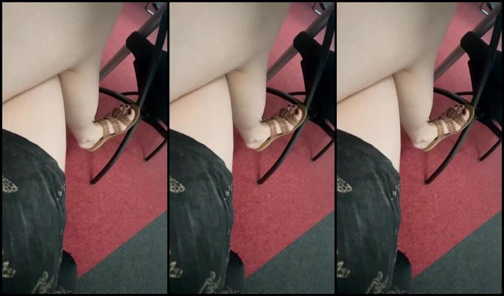 Goddessgaelle Nicknamed Badgaelle Onlyfans Je Ne Tiens Pas En Place Toujours Oblige De Bouger Mes Jambes Et Mes Pieds