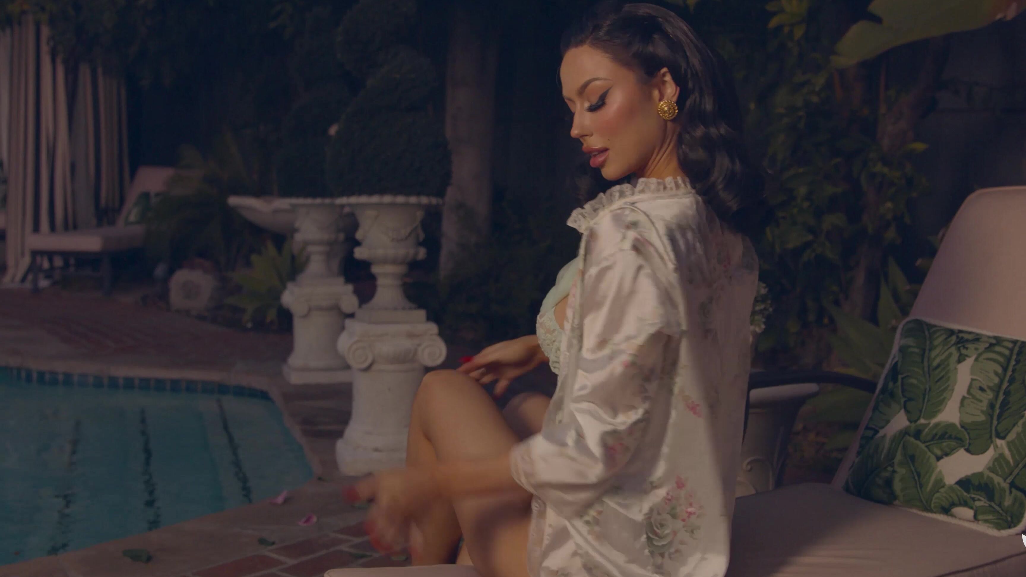 Solo, Posing 2022-11-21 Bryona Ashly - Enter the Evening SiteRip