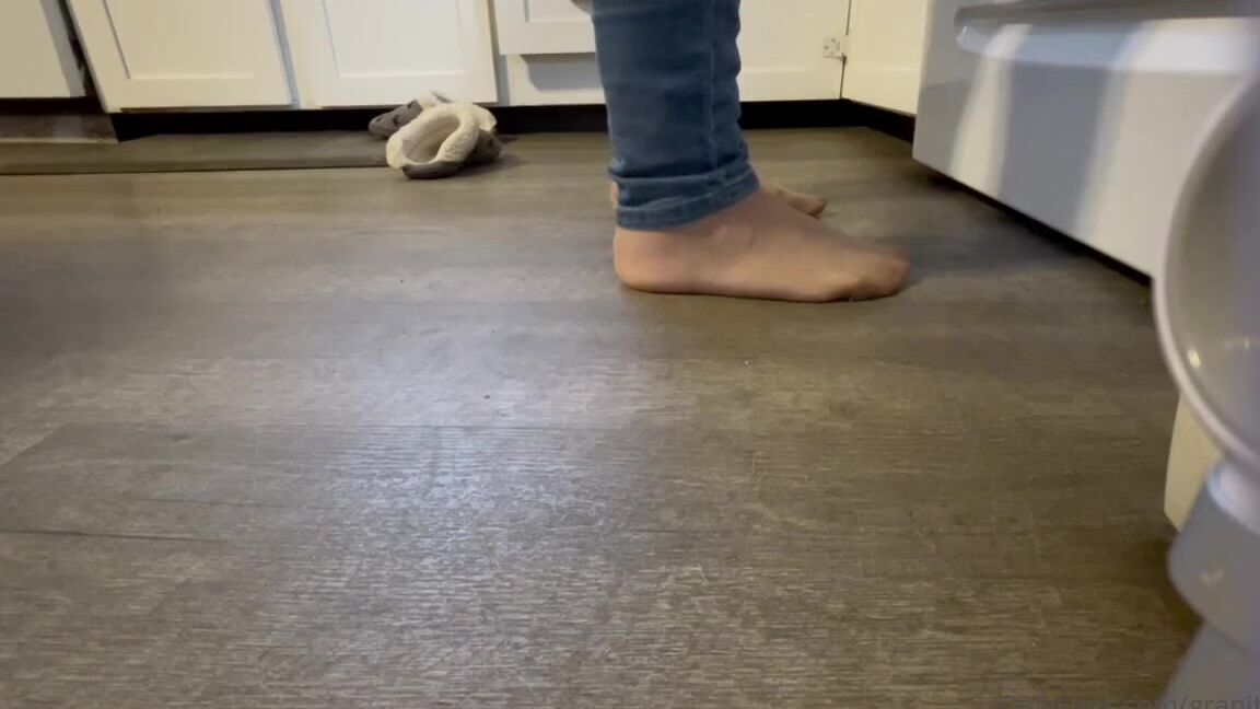 Shawna Nicknamed Granitegirl Onlyfans Cooking Showing My Pantyhose Feet In Jeans