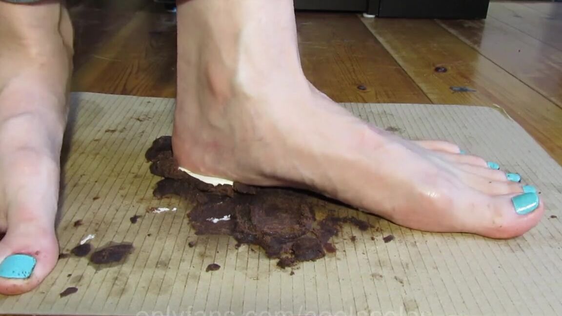 Neolasoles Nicknamed Neolasoles Onlyfans Crushing A Cupcake And Some Marshmallows