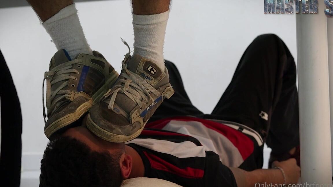 Brfootmodel 2131601986 06 09 2021 Foot Carpet In My Kitchen