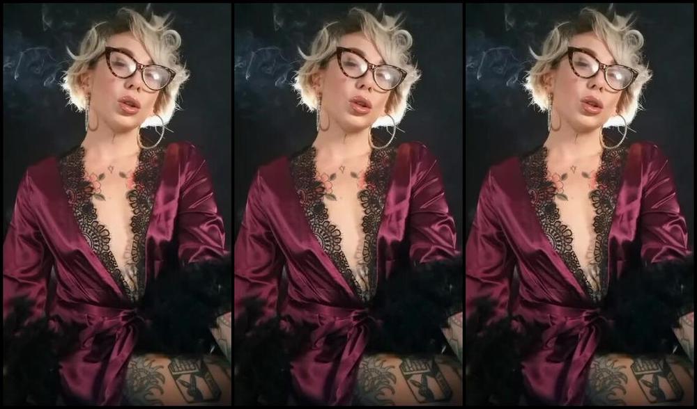 Queen Kinkerbell Nicknamed Kinkerbell23 Onlyfans A Cheeky Smoke Before I Go To Bed Are You Going To Join