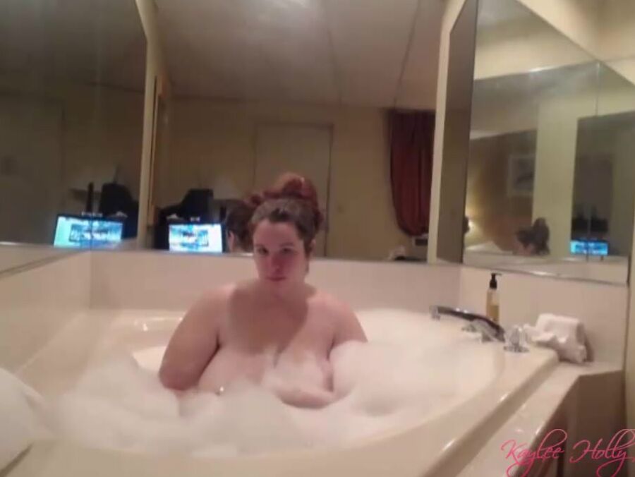 Kaylee Holly Voyeur Bath Time
