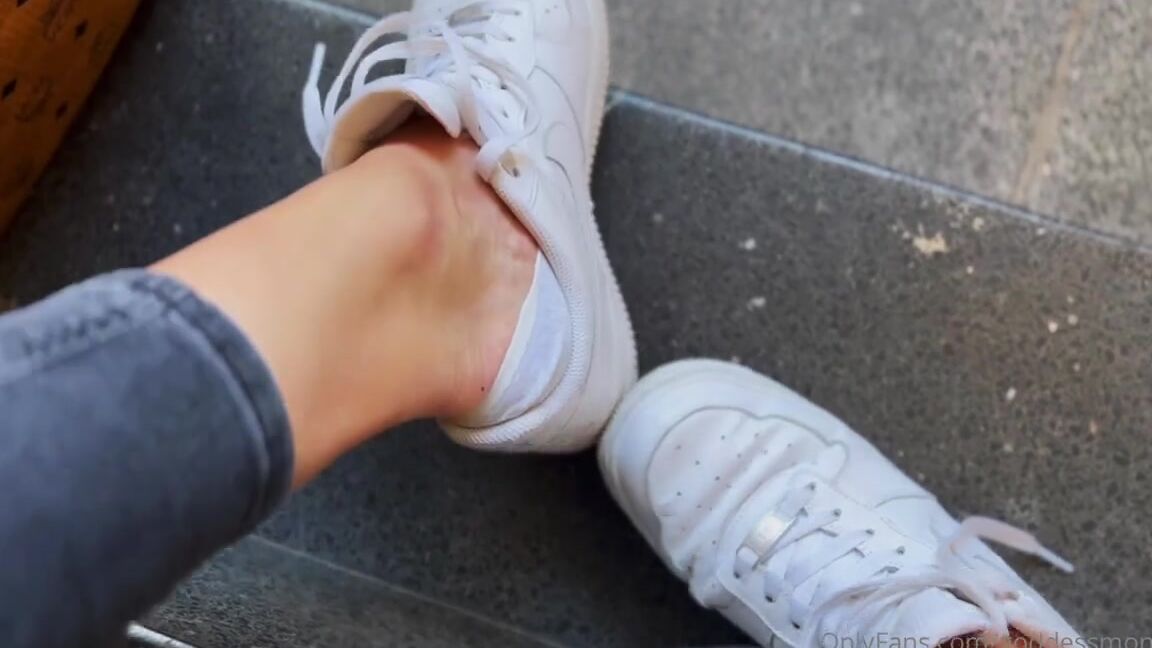 Goddessmona 91 Onlyfans Tag 3 Wie Man Sieht Werden Diese Socken Immer Wertvoller Day 3 As You Can See These Socksp