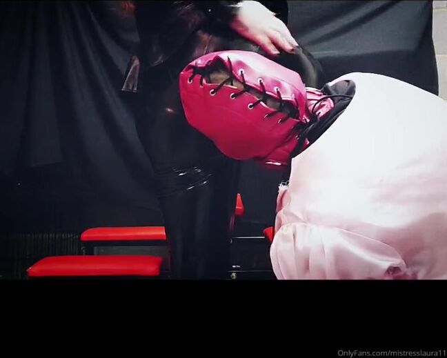 Miss Laura Nicknamed Mistresslaura11 Onlyfans Full Clip Dressed Head To Toe In Pvc I Allow My Lucky Submissive To Worship