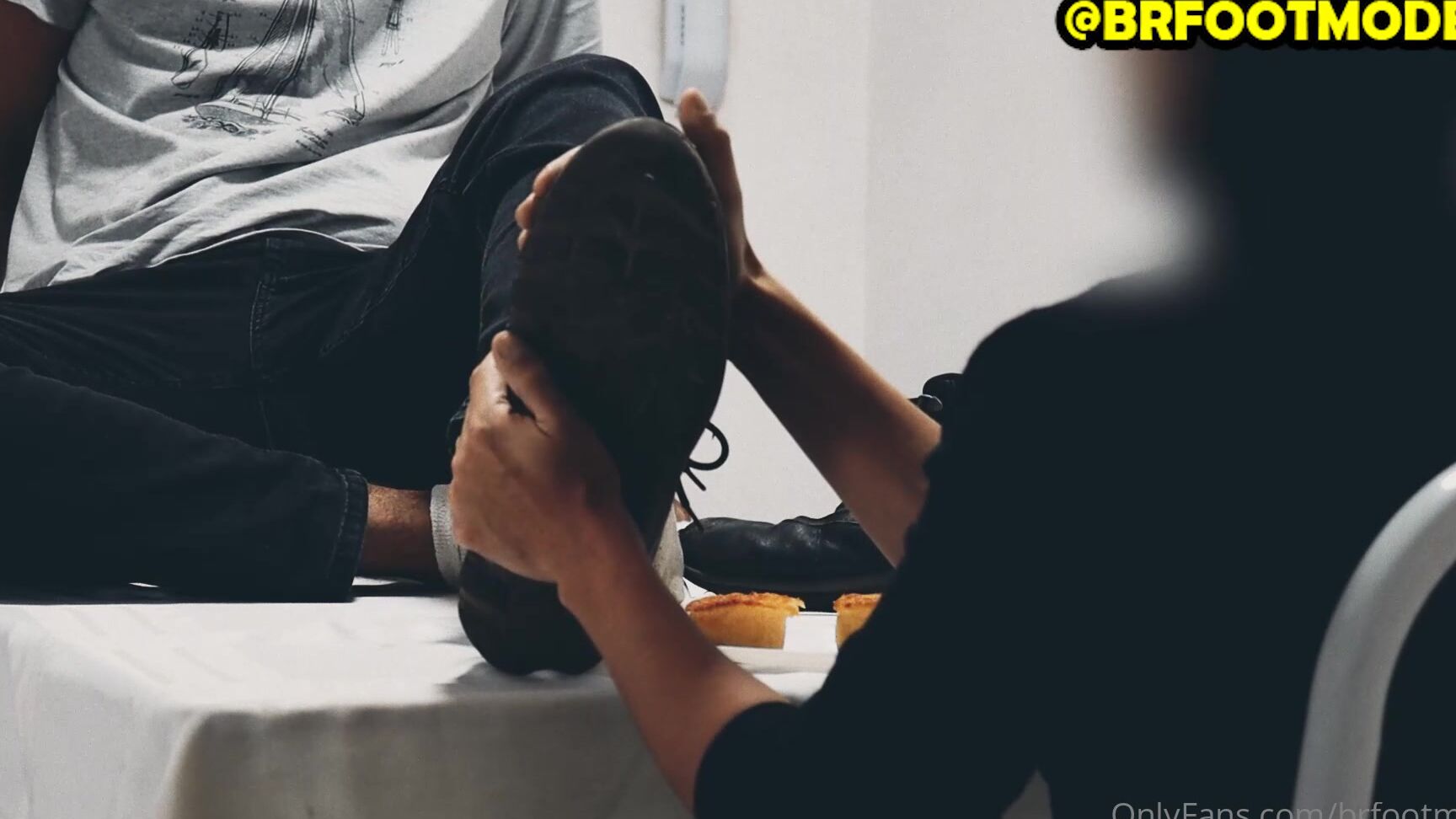 Brfootmodel 2205565962 08 28 2021 Good Morning With Big 17 Foot Size