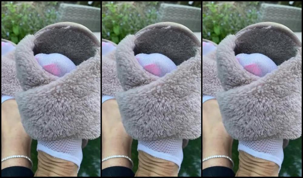 Anas Socks Nicknamed Anas Socks Onlyfans These Old Slippers Give The Best Aroma 4