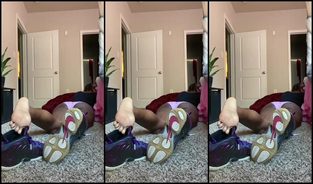 Tierradoll Onlyfans Sneaker Removal On The Floor
