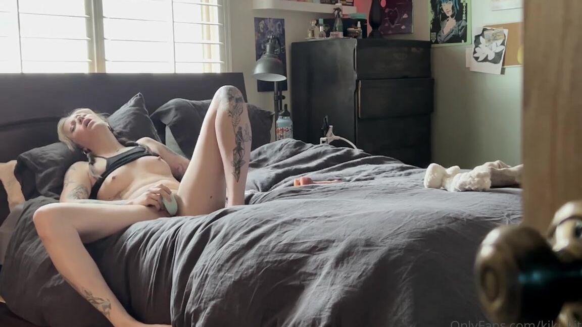 Kiki Kitsune Nicknamed Kiki Kitsune 04 29 2023 Onlyfans Video You Watch Your Step Mom From The Closet