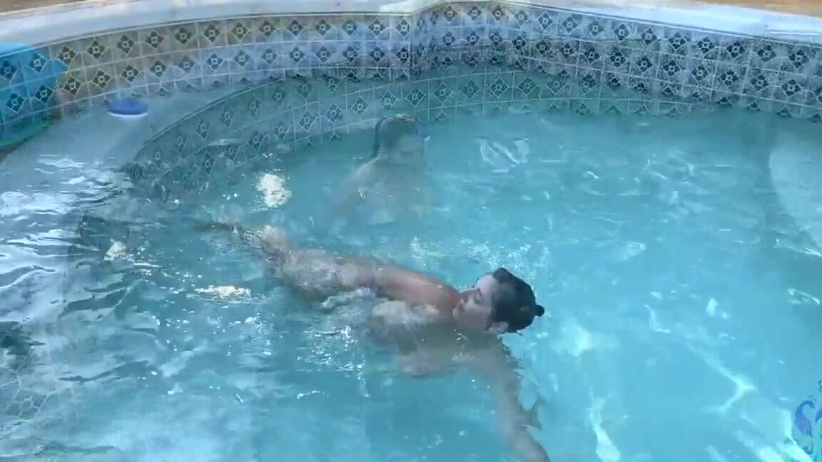 twopeacockprod-26-06-2020-439219084-peacocks-in-paradise-just-a-compilation-of-clips-i-took-of-mrs-peacock-around-the-new-ho