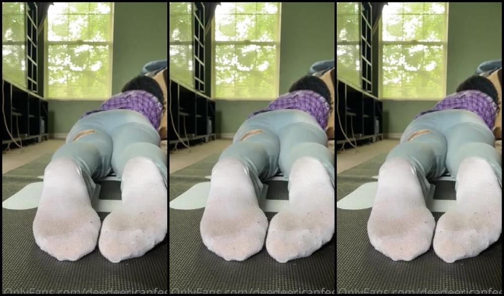Deedeericanfeet Onlyfans As Requested With White Socks On And Jeans I Kno U Guys Prefer Socks Off But I Do Have Fans