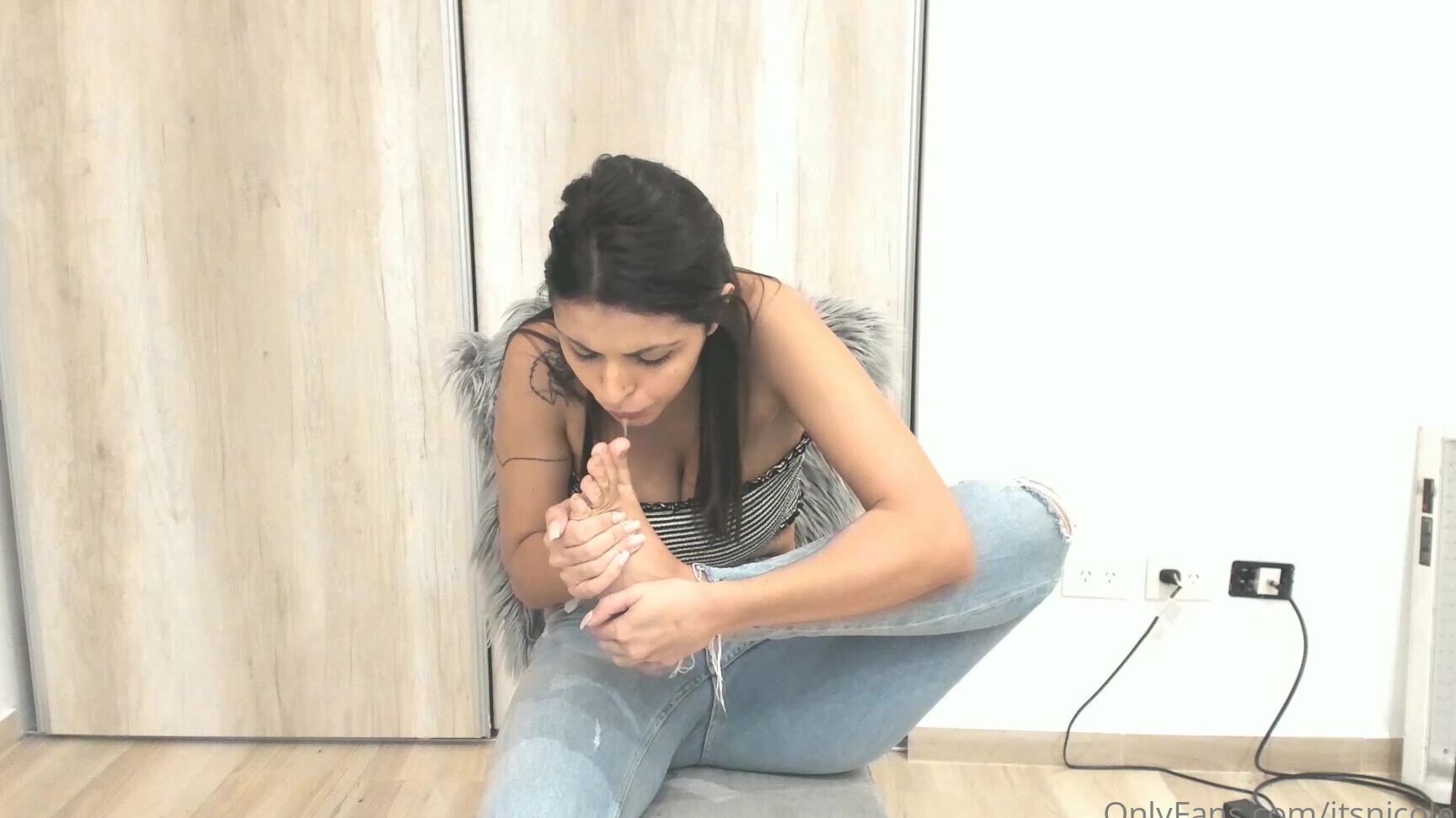 itsnicolebelle-05-07-2020-499799775-i-am-wearing-skinny-light-blue-jeans-no-panties-and-black-high-heels-i-am-nicole-a-fr