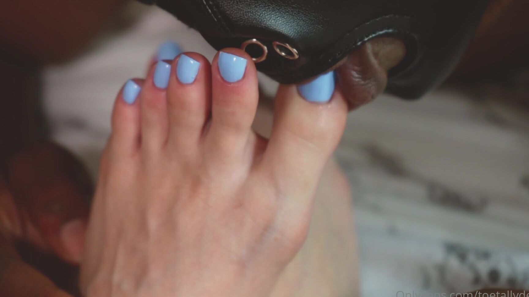 Toetallydevine Truenorthfeet Worshipping My Feet And Enjoying Some Time In