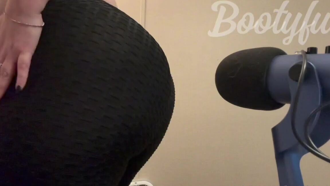 Bootyful Goddess Nicknamed Bootyfulgoddess Findom 08 22 2024 Onlyfans Video Farts In The Microphone