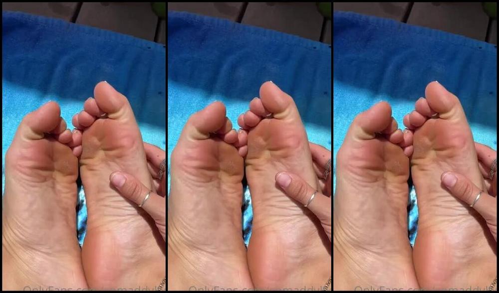 Goddess Kaylee Aka Xomaddykxo Onlyfans Me And My Toes Are Tanning Do You Wish You Had These To Look At In Your Backyardp